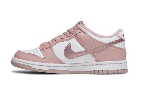 licht roze nike sneakers dames|Nike Factory Stores.